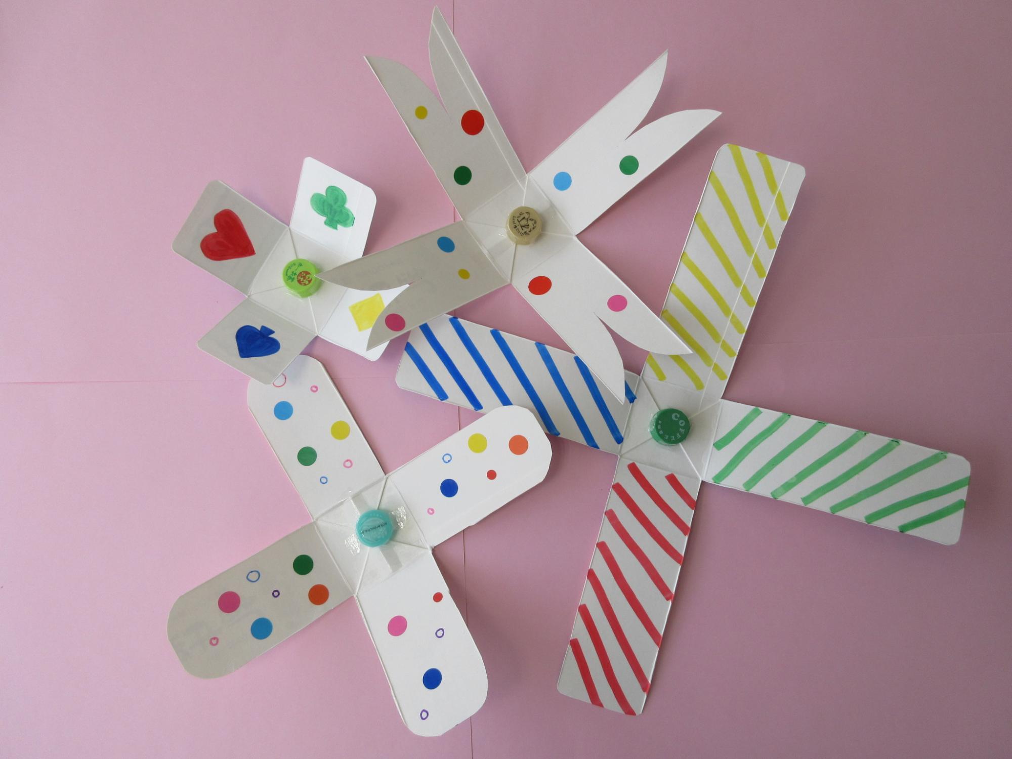 様々な模様が描かれた十字に広げられた牛乳パックが並べられている写真