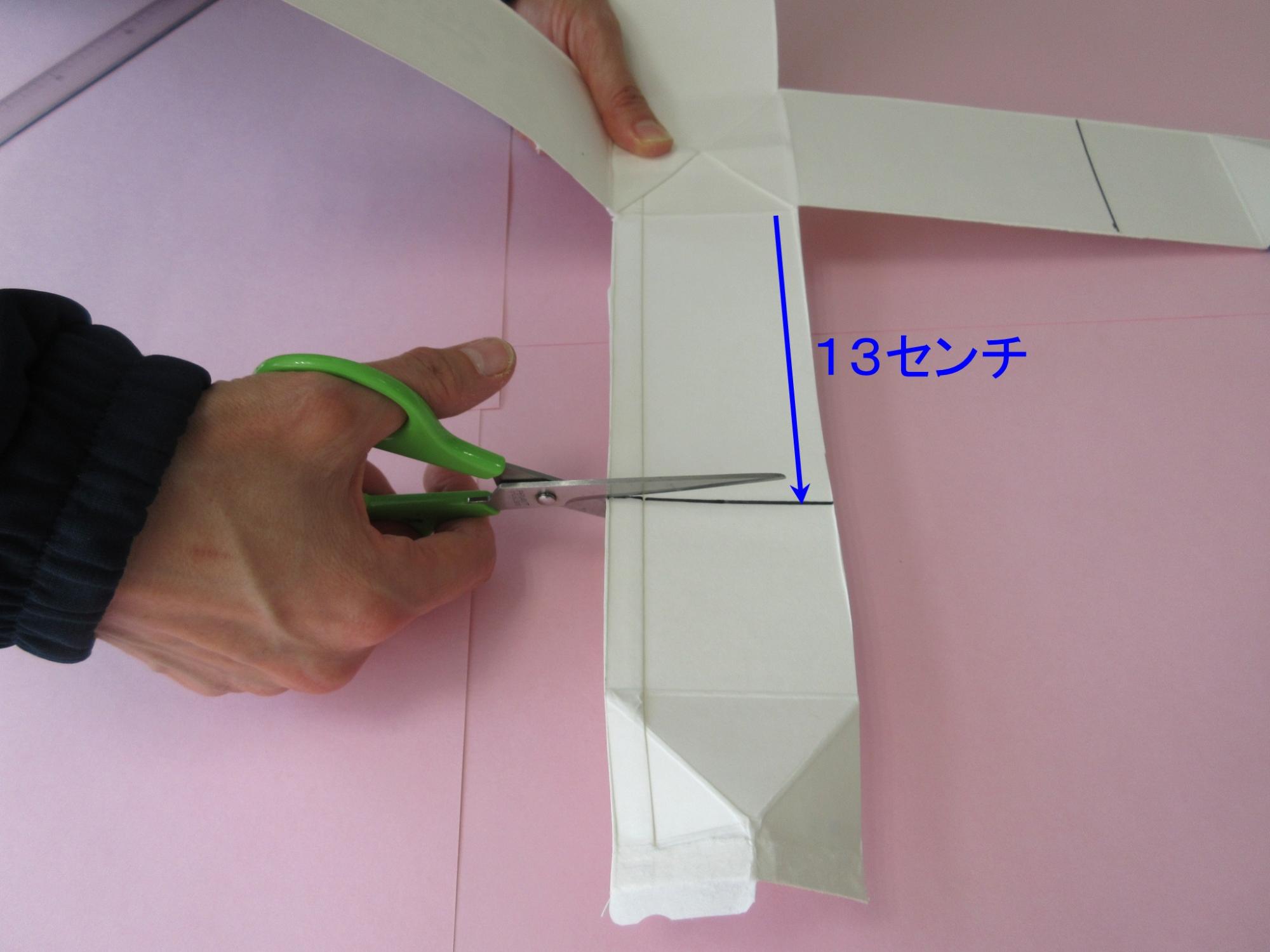 牛乳パックの内側に引かれた線に「13センチ」と補足が書かれている写真