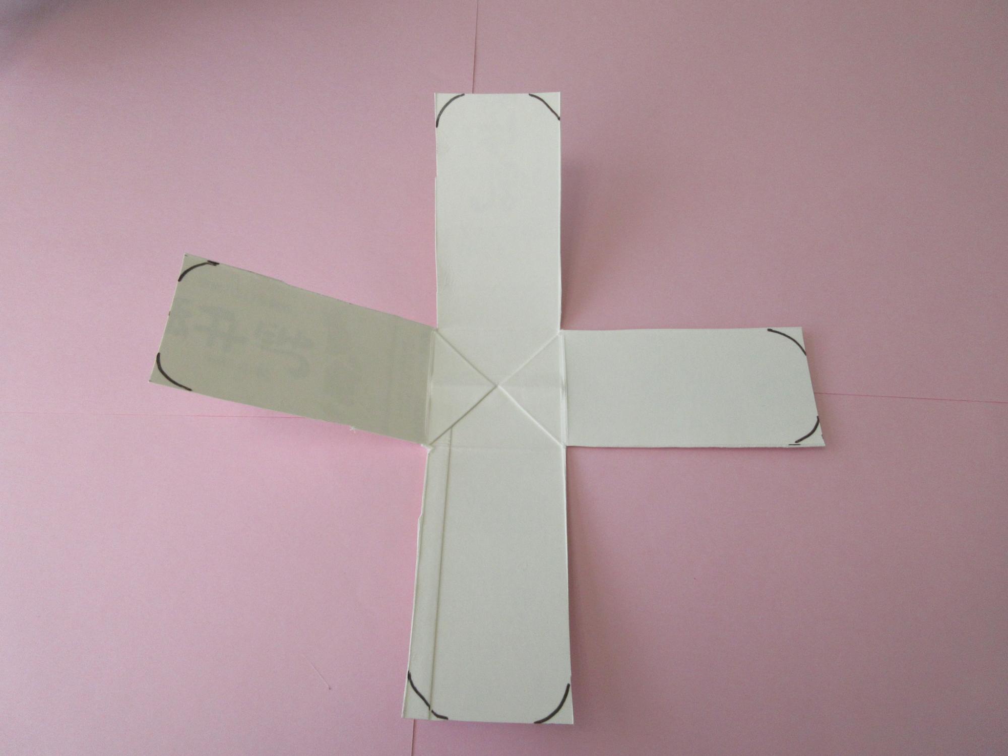 十字型に広げられた牛乳パックの写真