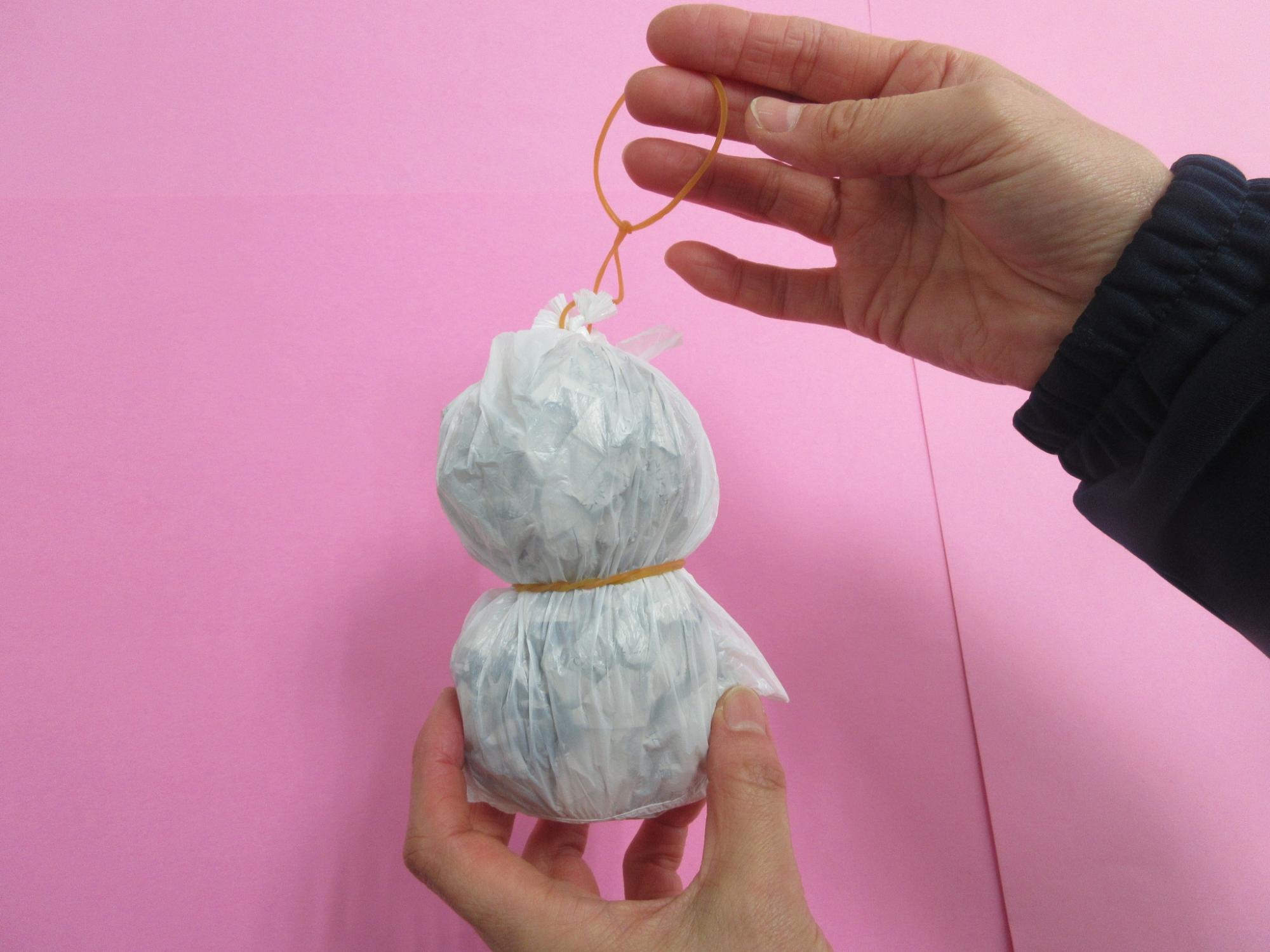 輪ゴムを取り付けられたレジ袋の写真