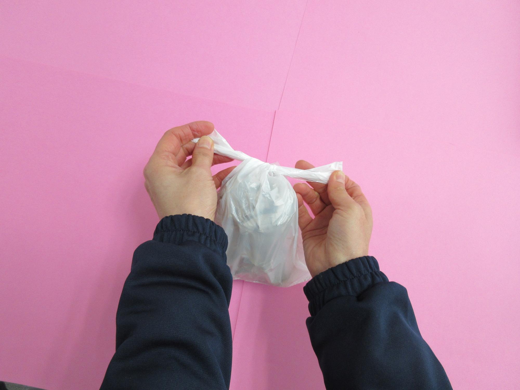 レジ袋の口を結んでいる写真