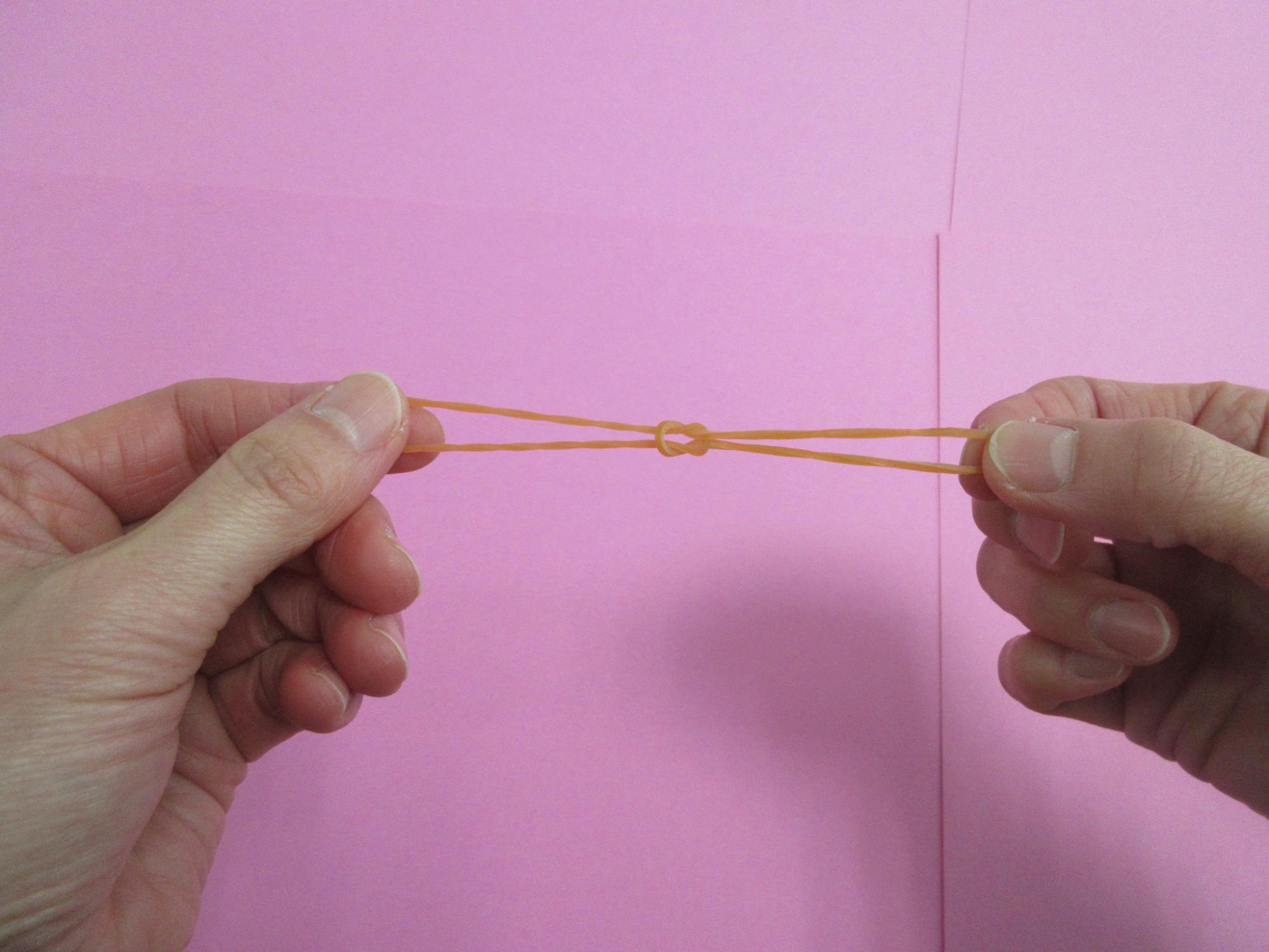 輪ゴム2本を結んでいる写真