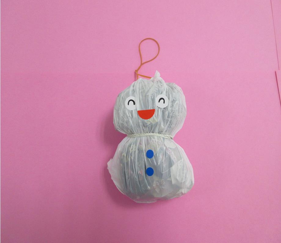 丸2つで構成されている笑顔のキャラクターの写真