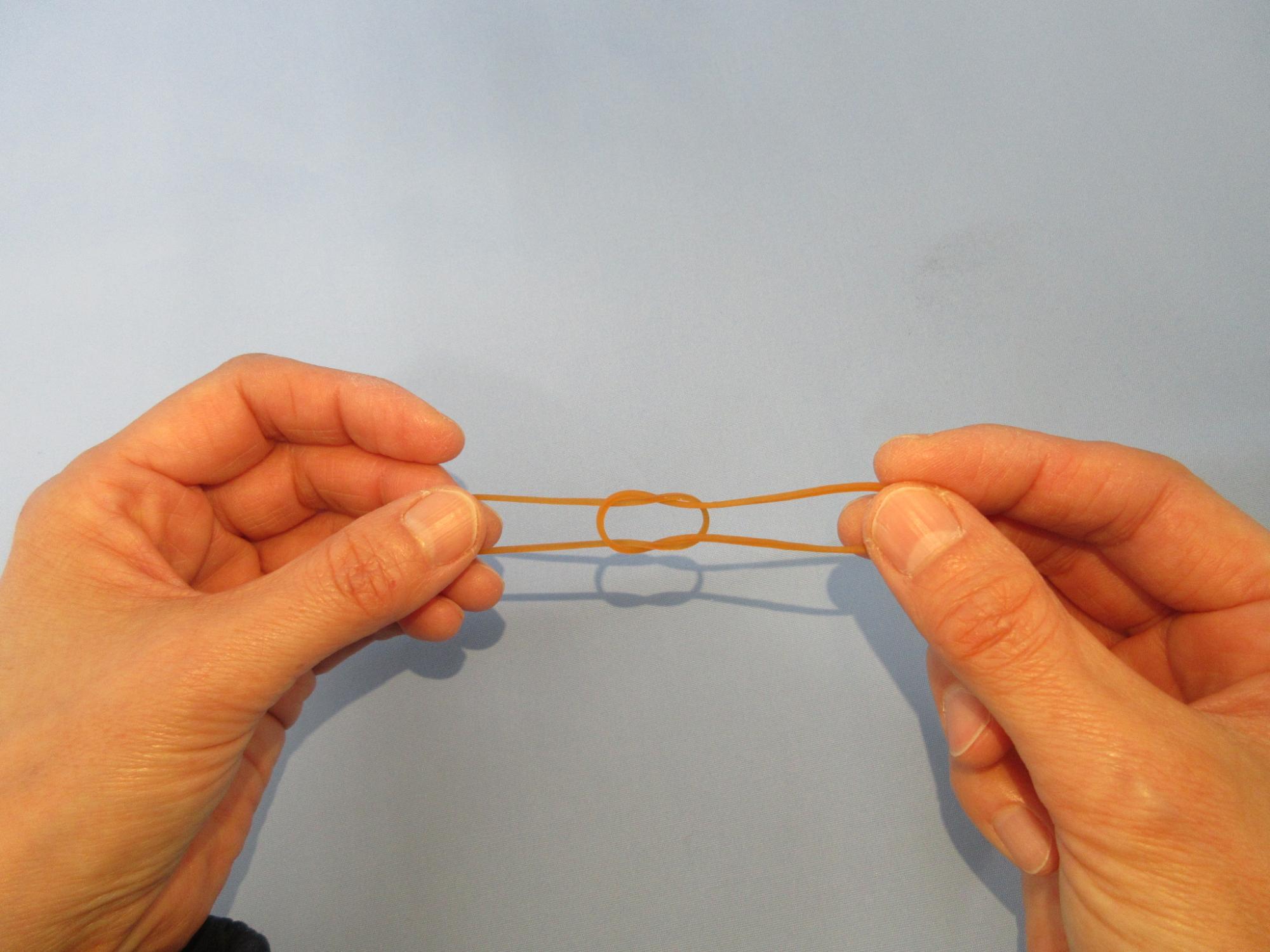 2本の輪ゴムを繋げている写真