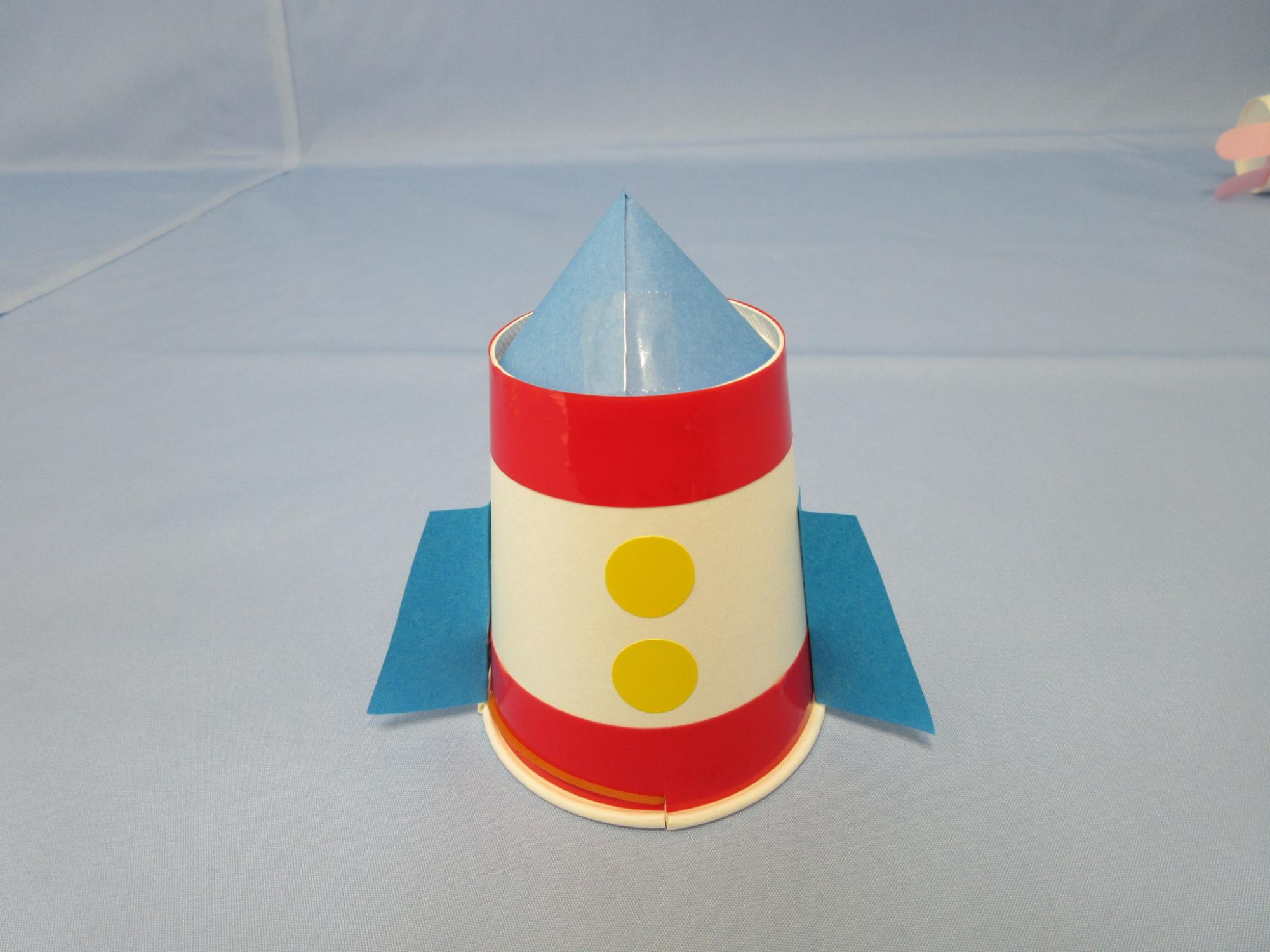 ロケットの装飾が付けられた紙コップの写真