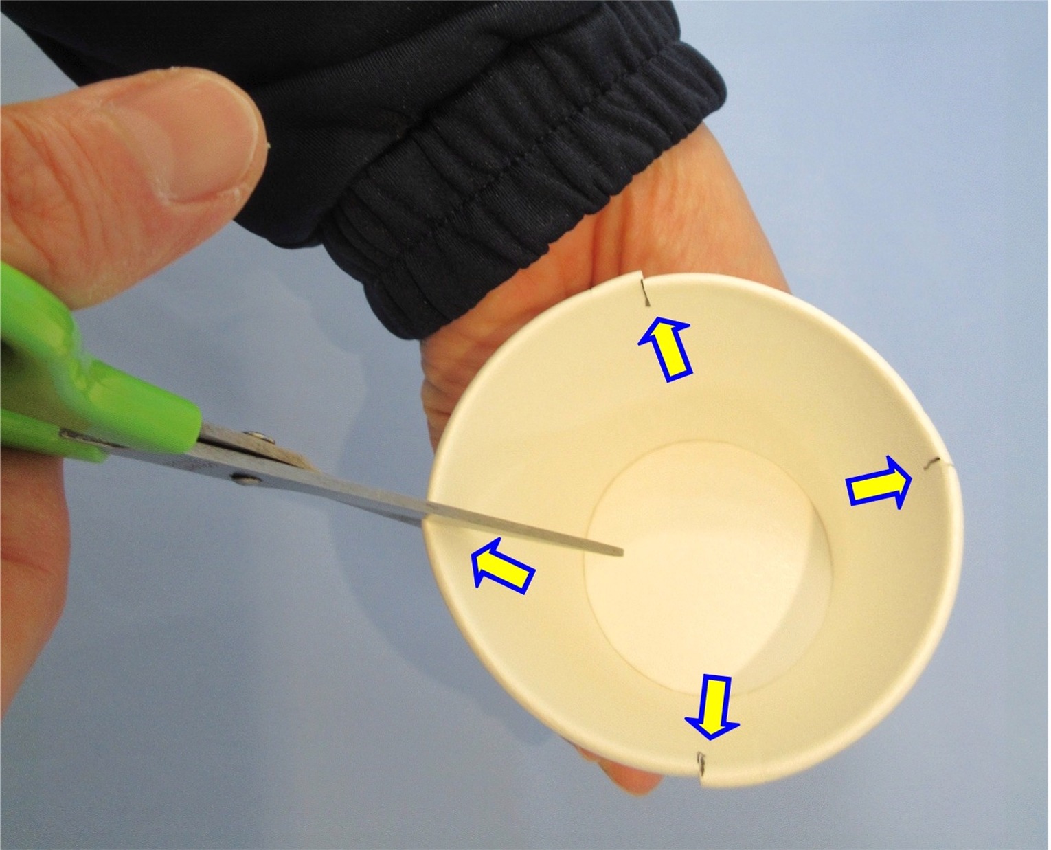 紙コップのふち4か所にハサミで切り込みを入れている写真