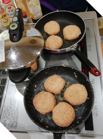 ハンバーグを焼いている写真