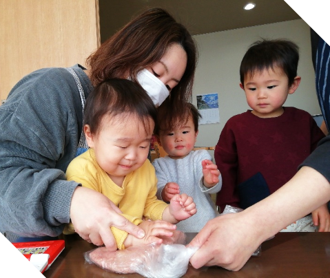 親子でハンバーグのタネをこねる様子