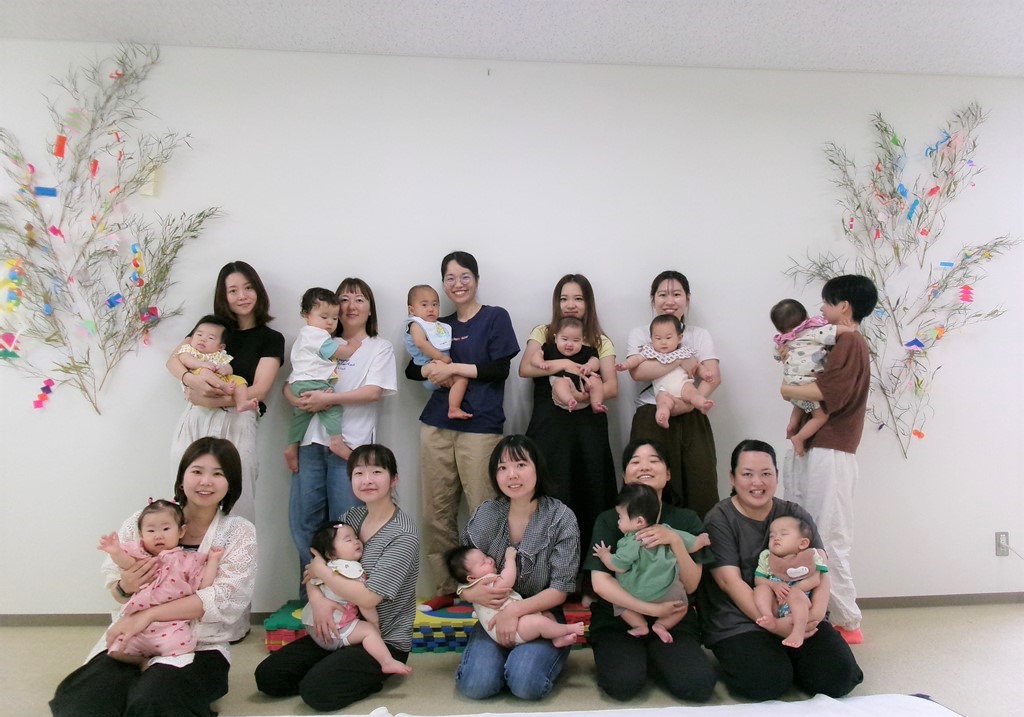 7月ふわふわベビーに参加した親子の集合写真