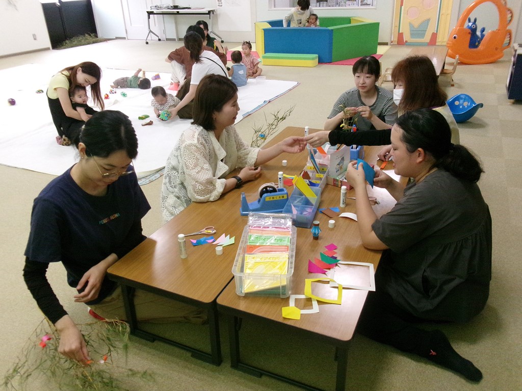 7月ふわふわベビーに参加し工作をしながら話をする母の様子
