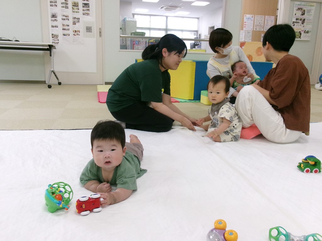 7月ふわふわベビーに参加する親子の様子