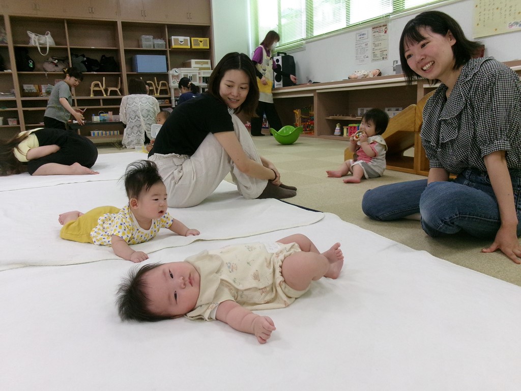 7月ふわふわベビーに参加した赤ちゃんと母、2組の様子