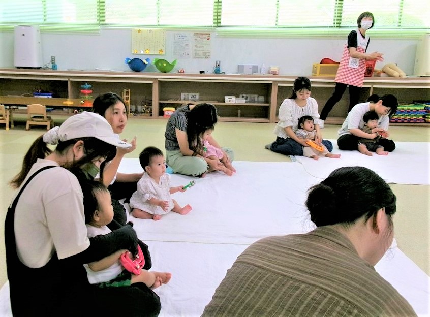 楽器を持って親子でリトミックしている様子