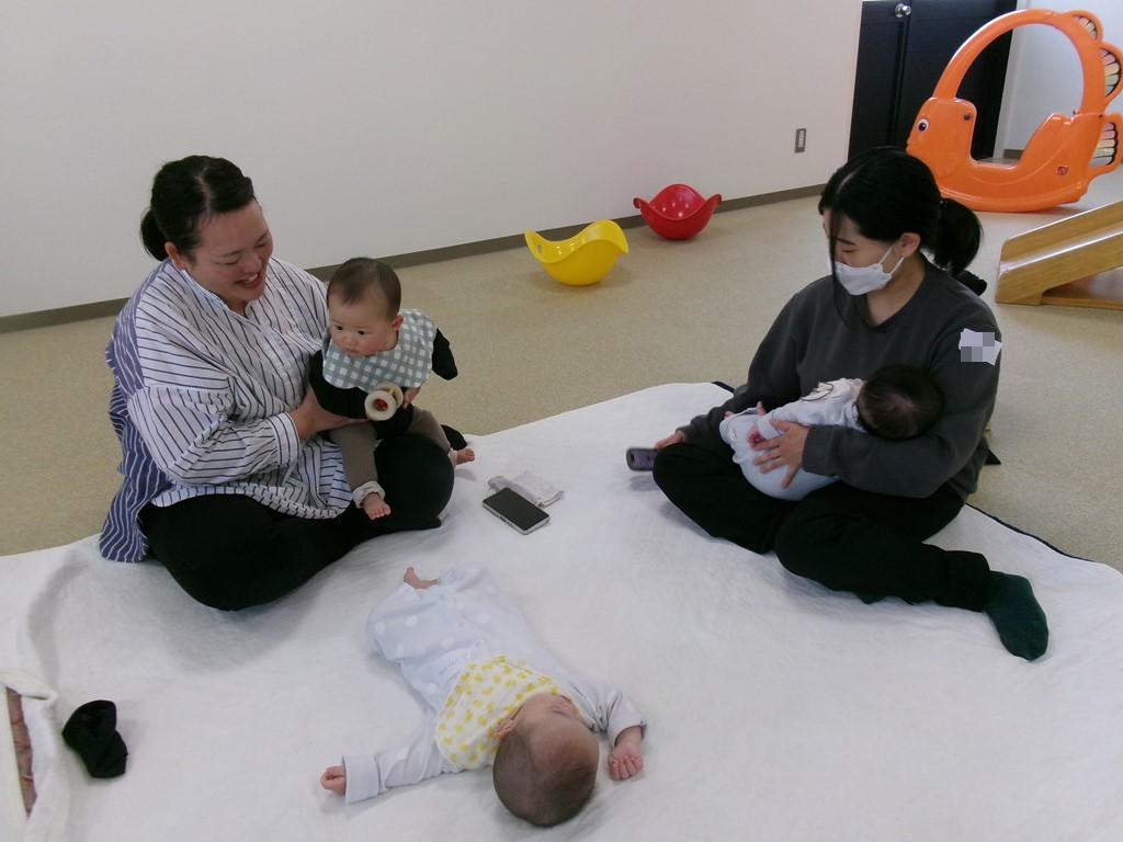 参加者の子どもをお互いみあっている写真