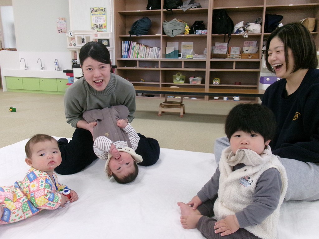 参加者の子どもをお互いみあっている写真