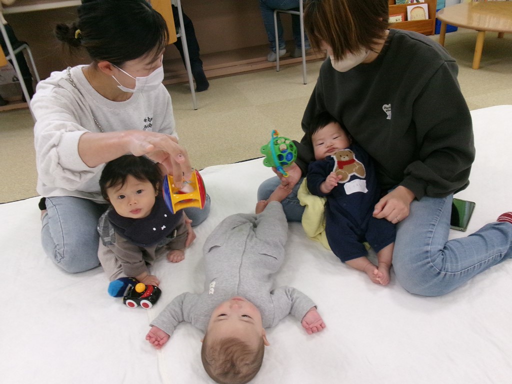 参加者の子どもをお互いみあっている写真
