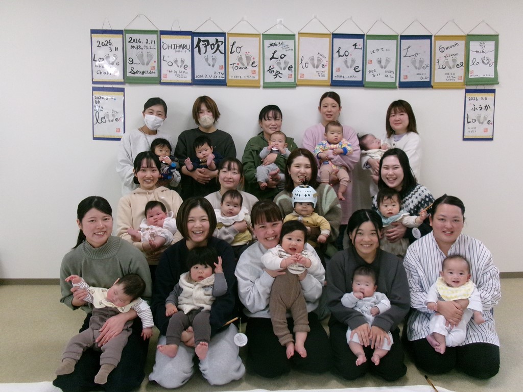 製作物の前で集合写真を撮っている写真
