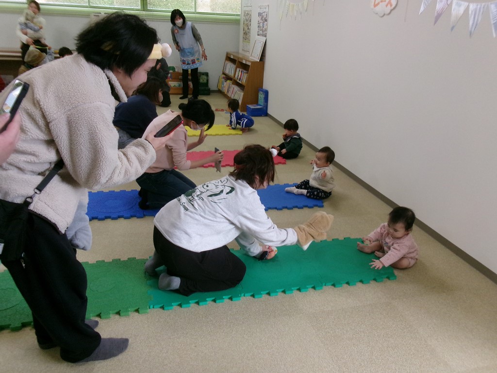 ハイハイレーススタート直前のあかちゃんたち