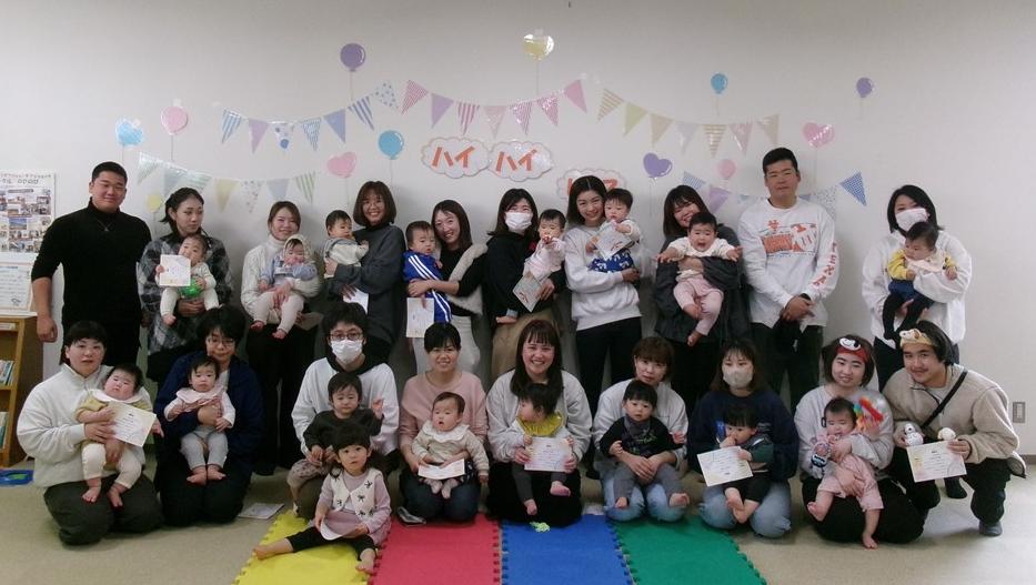 ハイハイレースの参加親子の集合写真