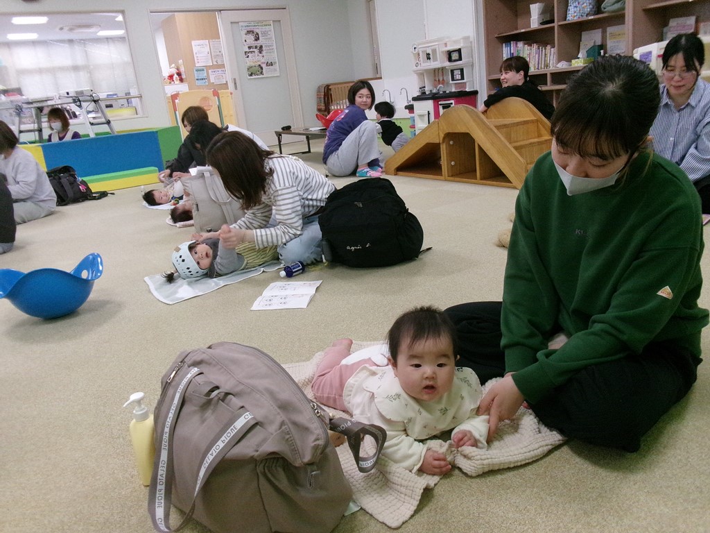 ふれあい遊びをしている写真