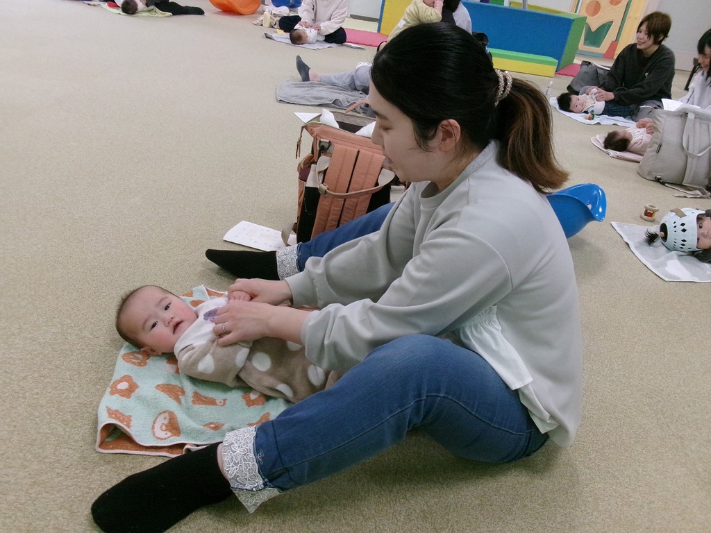 赤ちゃんとふれあい遊びをしている写真