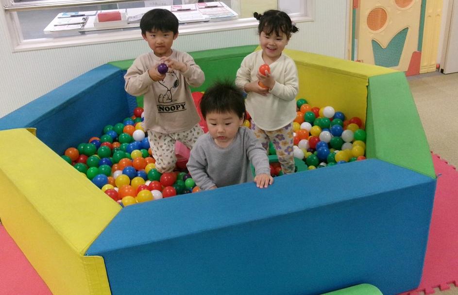 ボールプールに入る子どもたちの写真