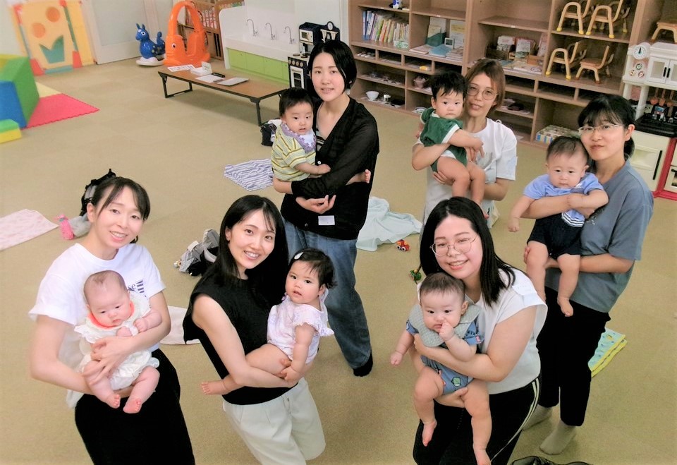 8月のほっとるーむベビーに参加した親子の集合写真