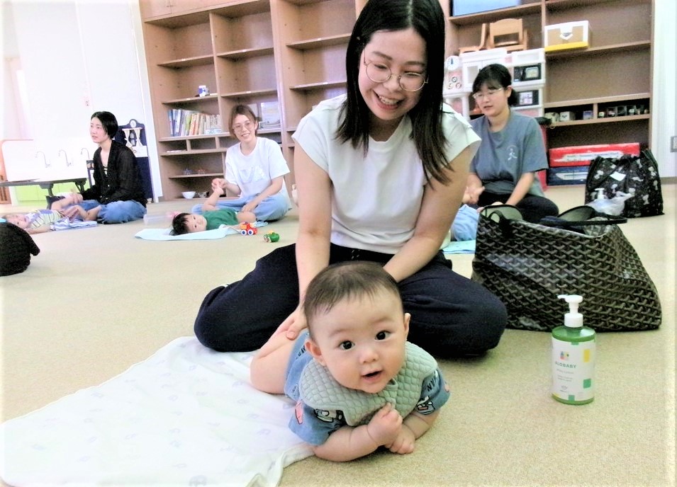 ふれあい遊びをする親子の様子