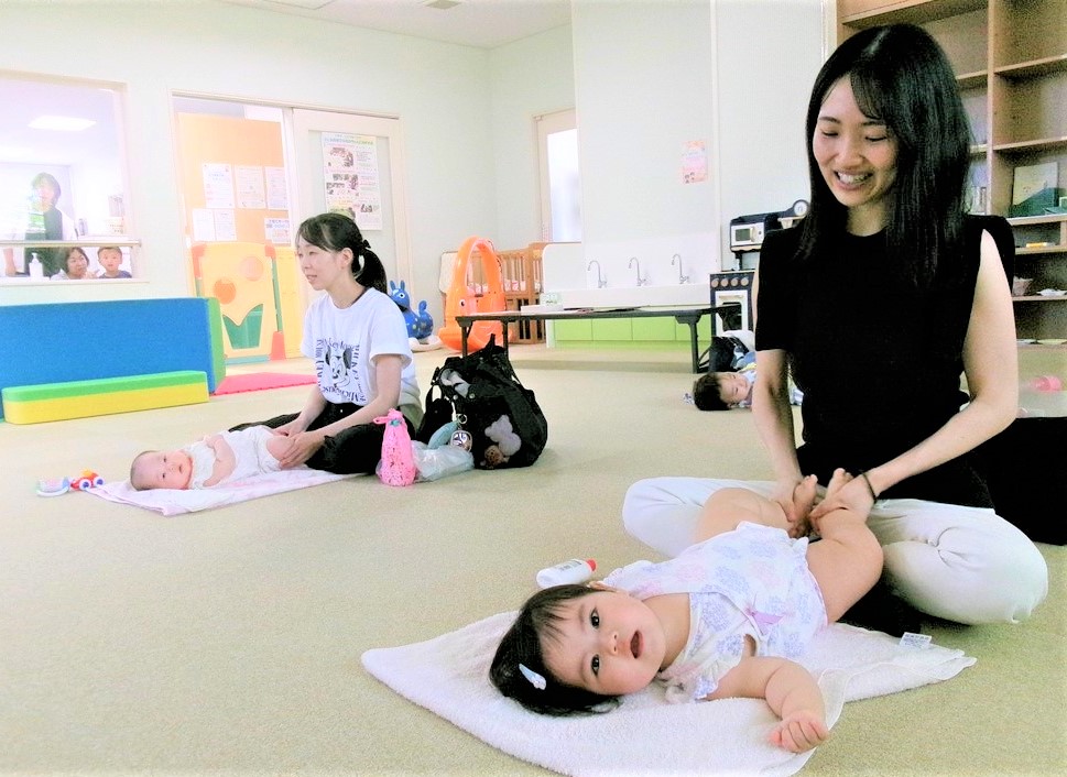 ふれあい遊びをする親子の様子