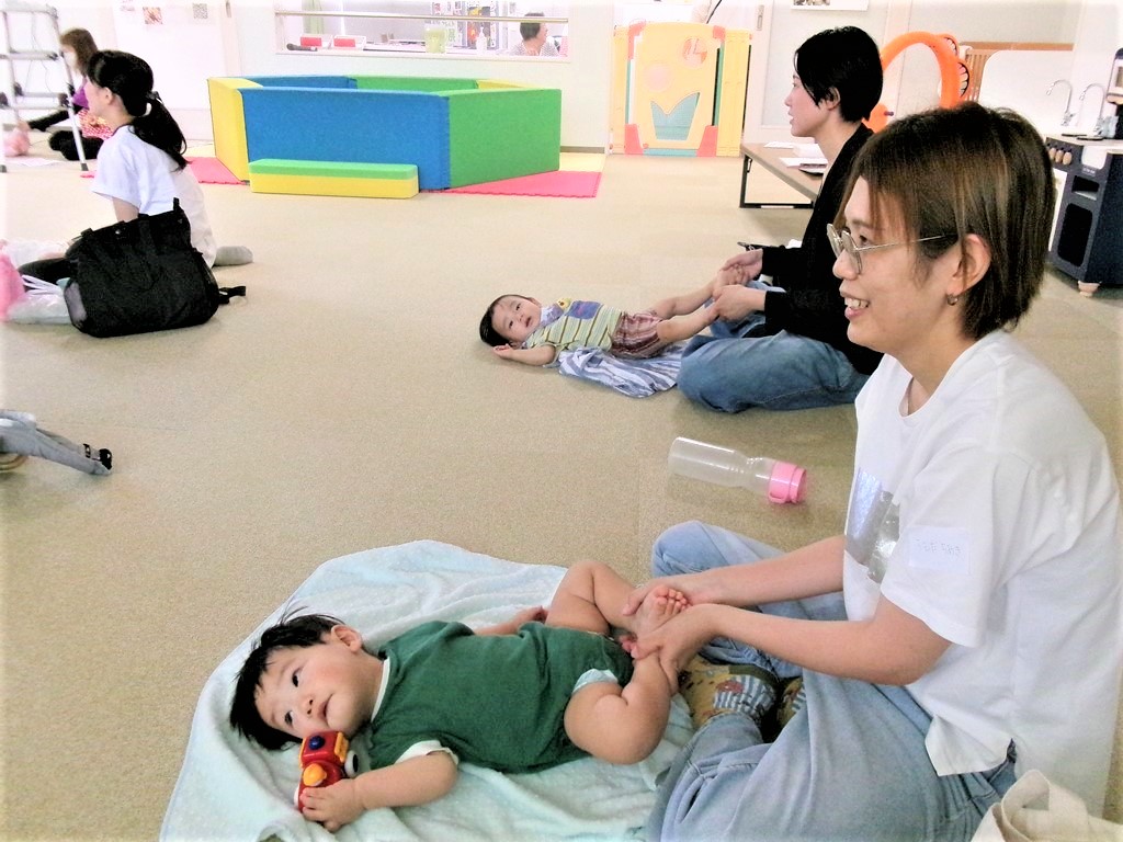 ふれあい遊びをする親子の様子