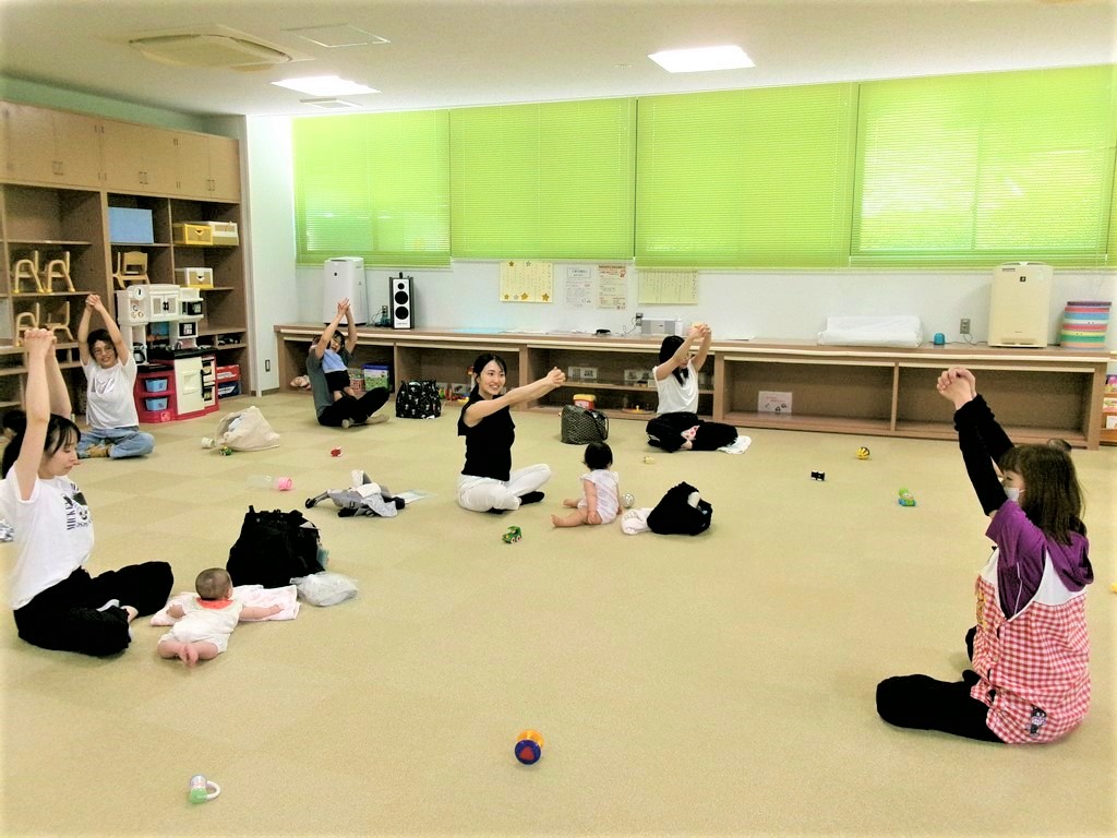 ベビーマッサージ後にママさん体操をする様子