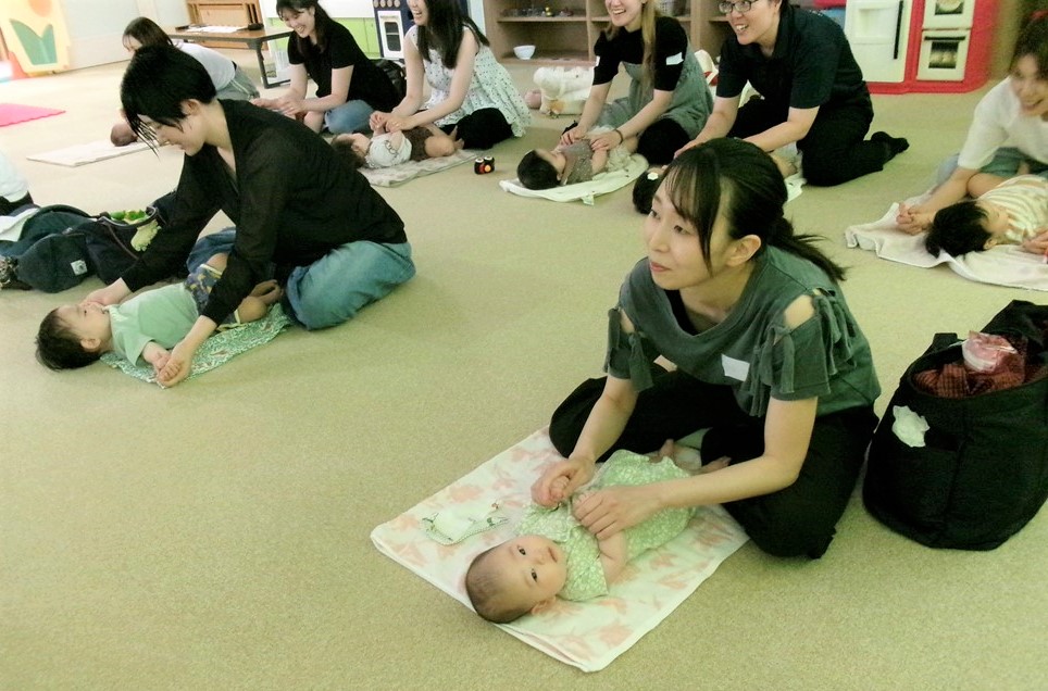 7月ほっとるーむべびーで親子ふれあい遊びをする親子
