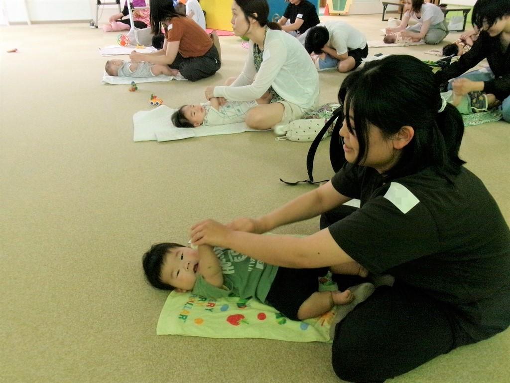 7月ほっとるーむベビーで親子体操をする親子