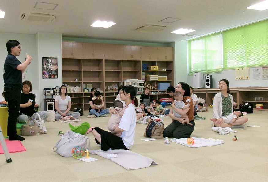 7月ほっとるーむベビーで助産師さんの話を聞く参加親子