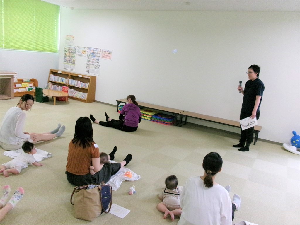 7月ほっとるーむベビーで赤ちゃんと一緒に助産師さんの話を聞いている様子