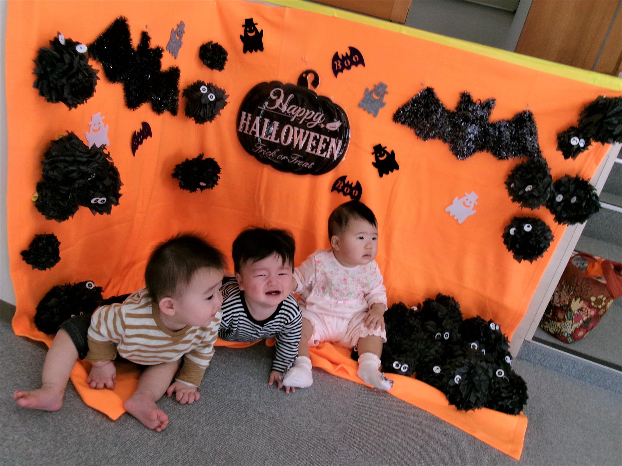 ハロウィンフォトコーナーの前で笑っている3組のあかちゃん