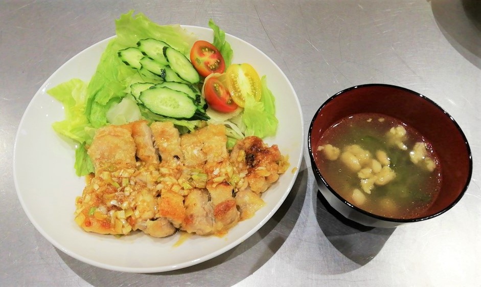 油淋鶏と鶏皮と長ネギのスープの写真
