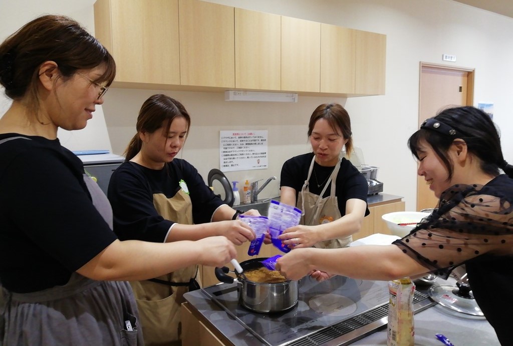 サークルのメンバーがつけ麺のたれを作っている様子