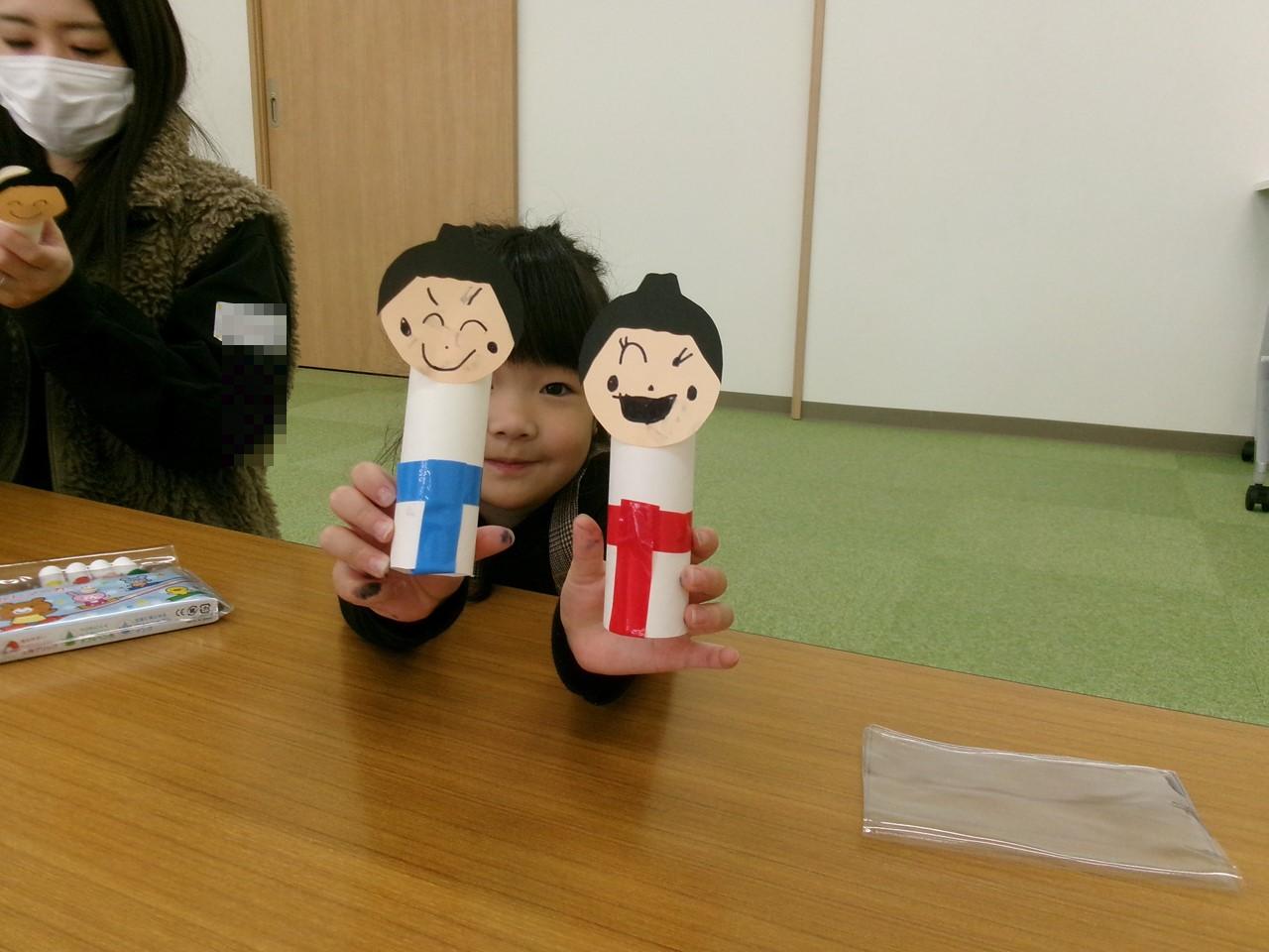 とんとん相撲の手作りおもちゃを見せる様子。