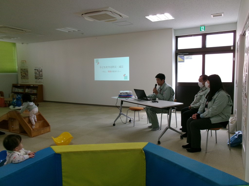 講師がマイクとプロジェクターを使用して講義内容を説明しています。