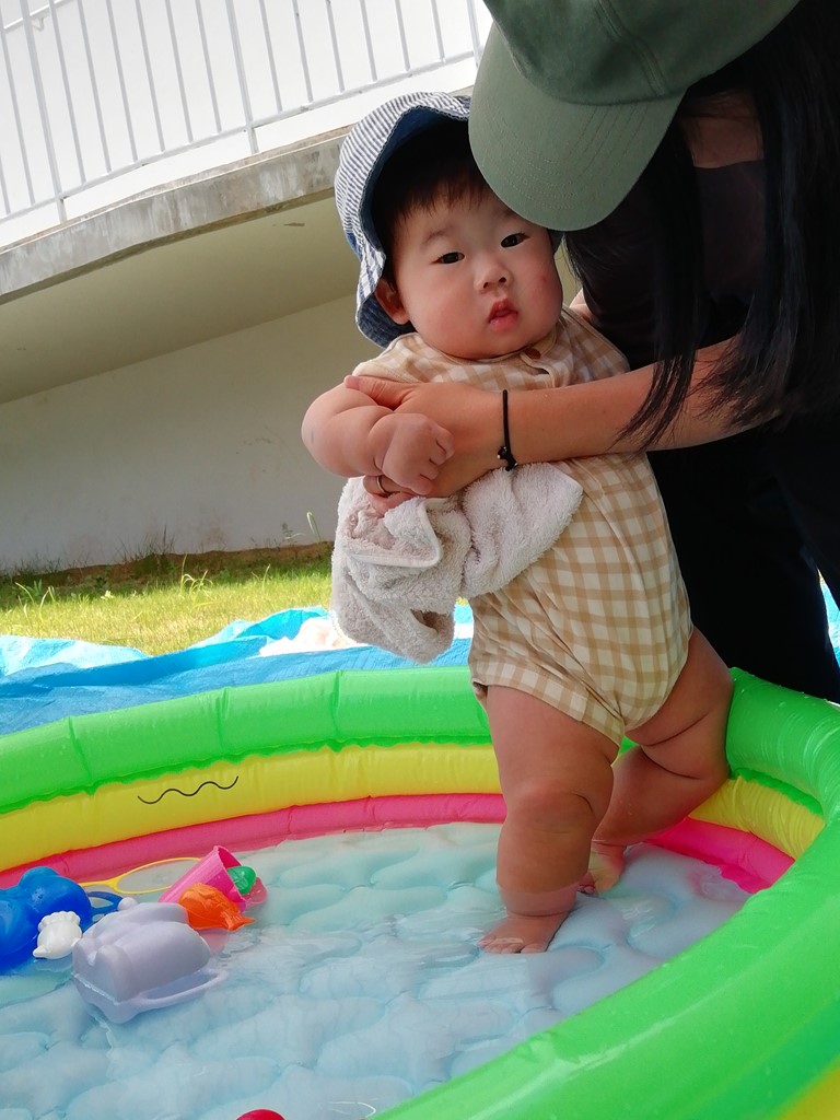 水遊びを初めてする赤ちゃん