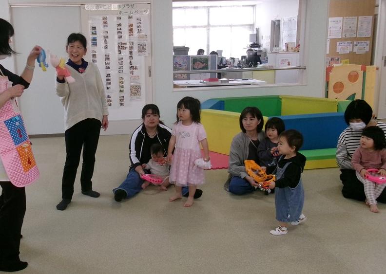 リトミックで活動する子どもたち
