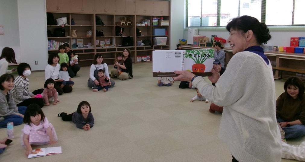 子どもたちに絵本の読み聞かせをしている写真