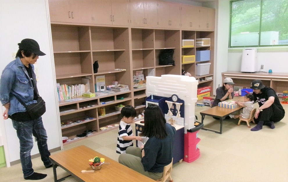 多目的室で遊ぶ父母子どもの様子
