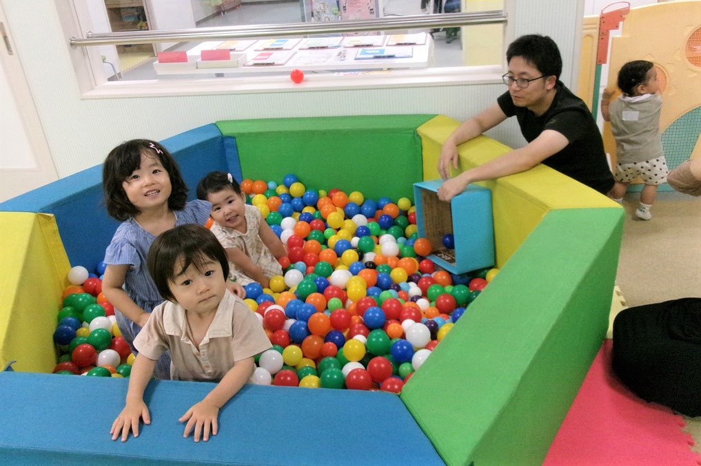 ボールプールで遊ぶ子供と父