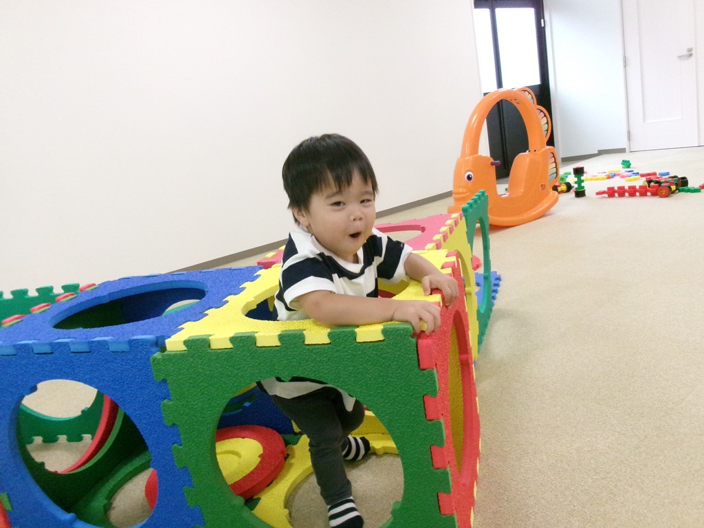おもちゃで遊ぶ子供の様子