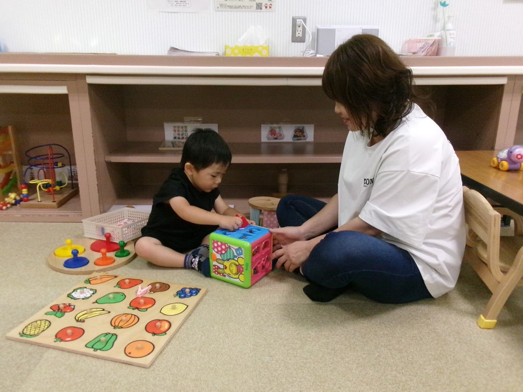 パパママおひさまで遊ぶ親子の様子