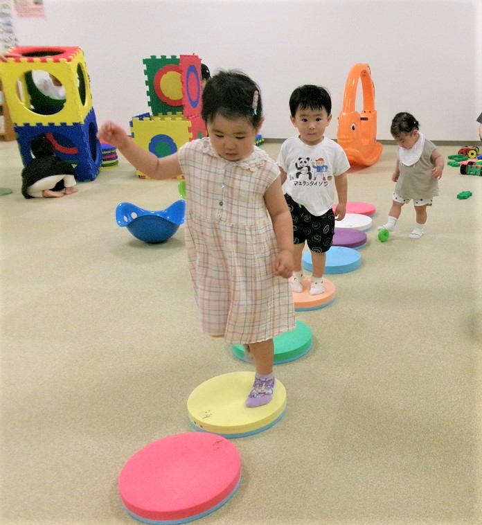 音符ブロックで遊ぶ遊ぶ子供たちの様子