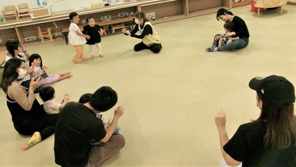 手遊びをする親子の様子