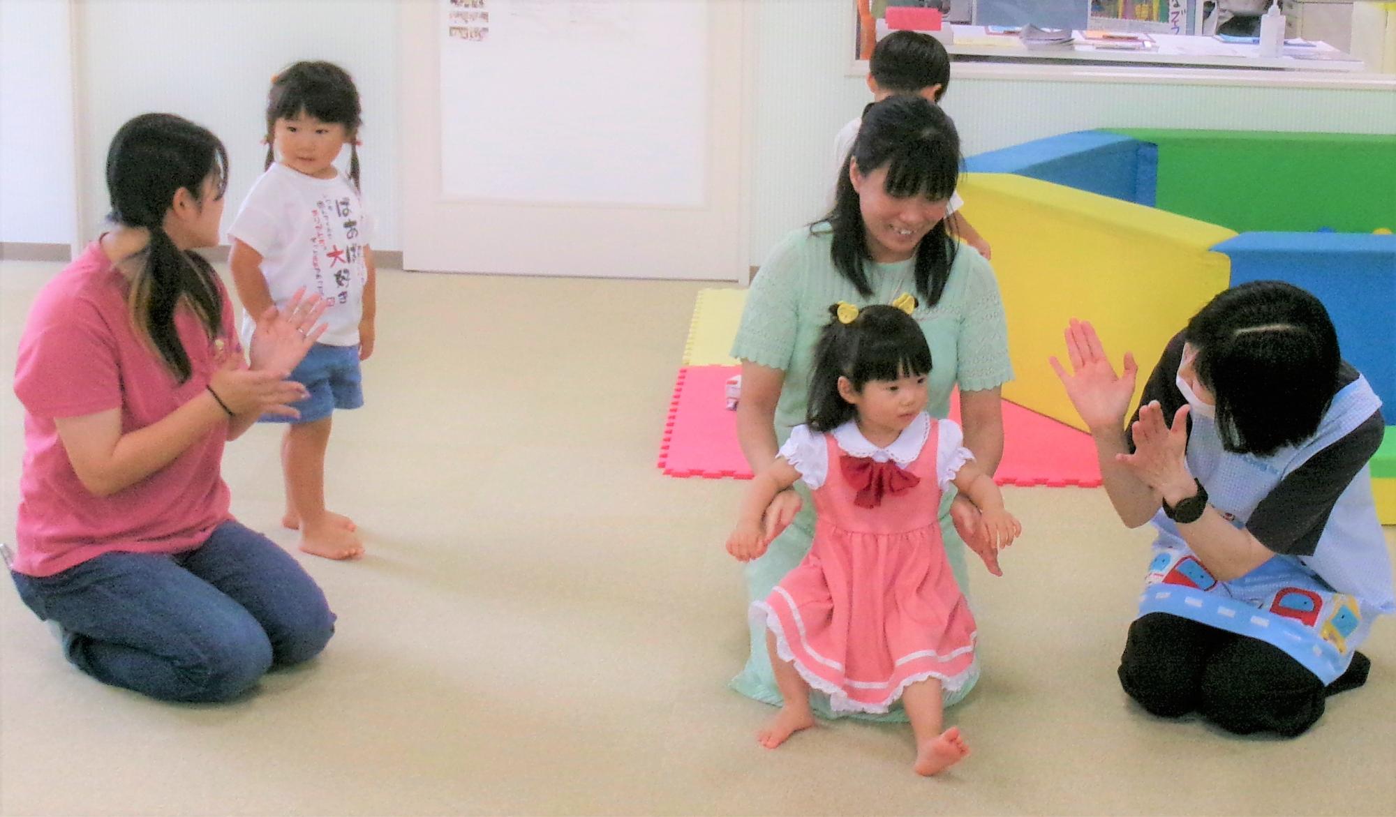 7月の誕生日会でインタビュー受ける親子の様子